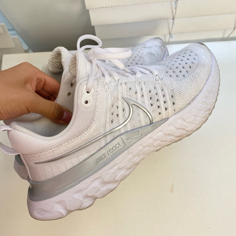 Nike infinity run fly knit sneaker white size 7.5